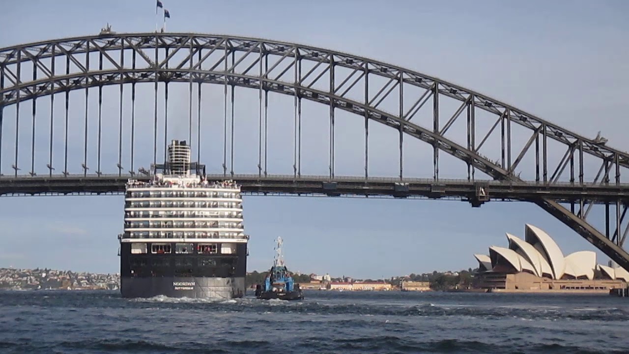 do cruise ships go under sydney harbour bridge