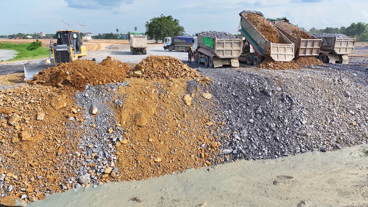 Incridible!!Bulldozer SHANTUI C3 Push Stone Into Mud And DumpTruck 25TON Delivery Stone Filling Lake