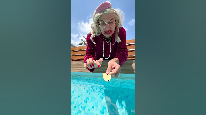 إنها تغسل وتجفف الرقائق المتسخة😋🚿