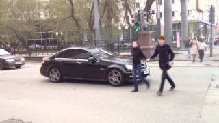 Дрифт Mercedes C63 AMG в городе