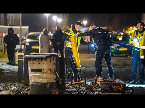 Ravage na zware explosie in woonwijk Midwolda; zeven huizen en drie auto's beschadigd