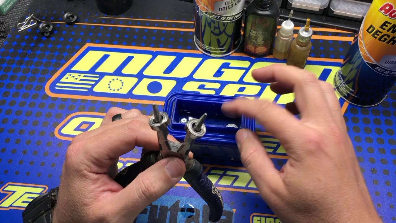 Адам Дрейк из команды Mugen Seiki Racing рассказывает о чистке и обслуживании подшипников NMB.