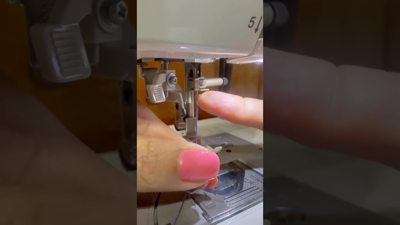 Tutorial más pausado explicando como se usa el enhebrador automático de las máquinas de coser.