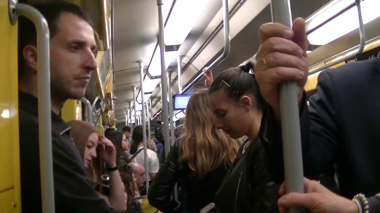 5 MINUTI, LA METROPOLITANA DI NAPOLI È PIENA,E LA GENTE MOLTO INCAZZATA