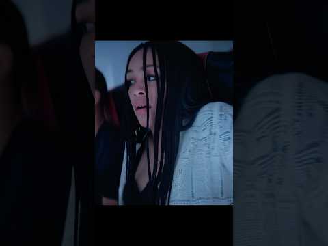 Оказались в самолете на дне океана и пытаются выжить #кино #сериал #shorts