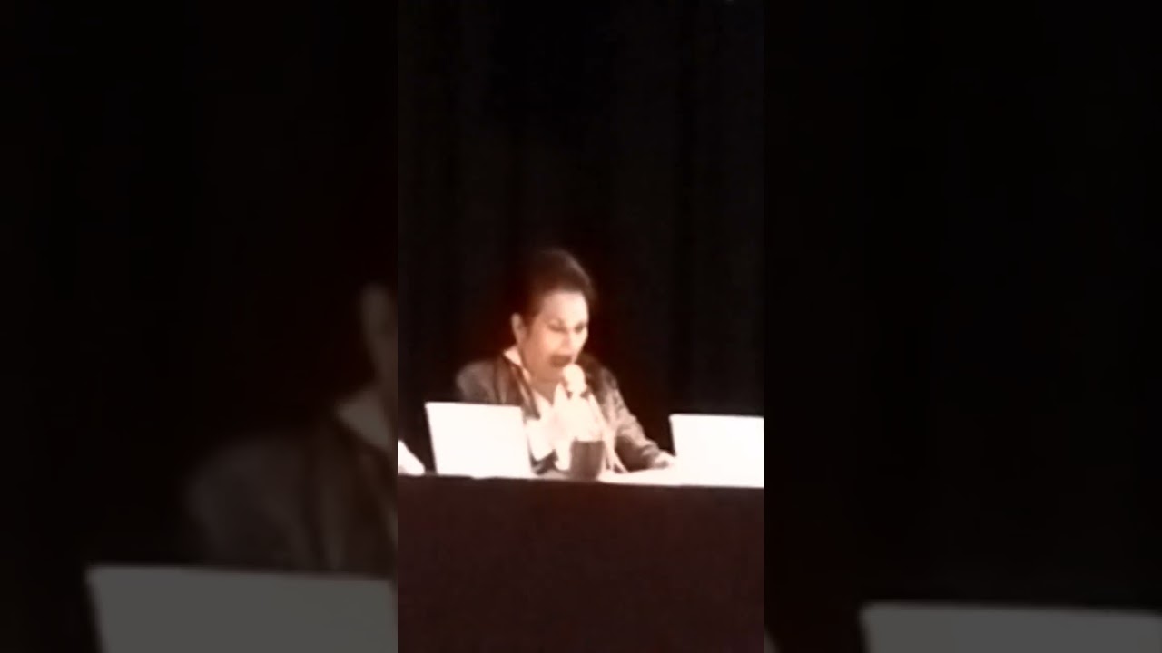 Sanatçı NECLA AKBEN ; CEKET SENİ Şiirini okurken 