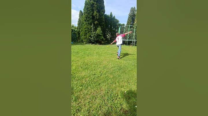 Gefühlt jeder Junge früher so im Garten #shorts #football #fußball #funny #kindheit #kids