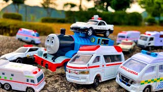 トミカの救急車とパトカーをトーマスと一緒に見つけよう！Find Tomica Ambulances and Police Cars with Thomas the Tank Engin