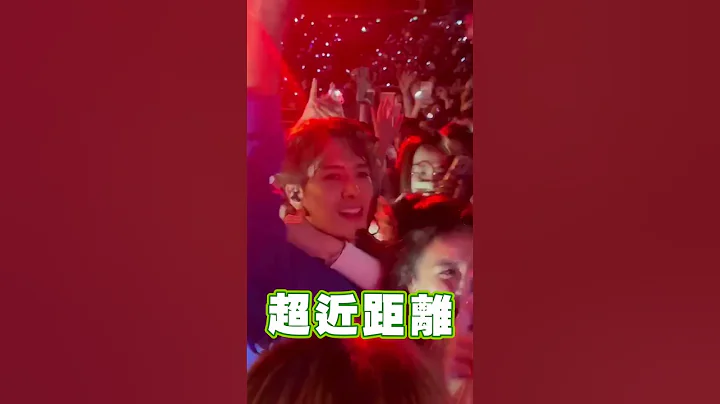 王嘉尔爬上看台观众席！！！ in新加坡演唱会 #Shorts - 天天要闻