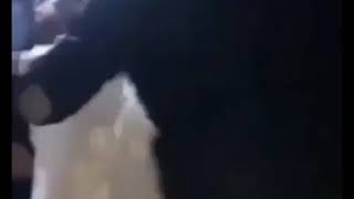 شال العروسة و هي مش لابسه بنطلون تخت الفستان    سمعها
