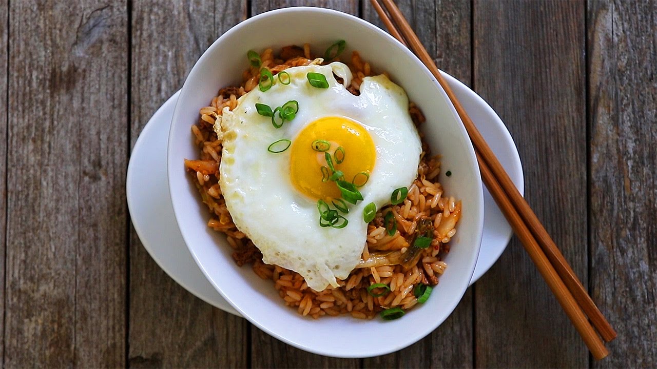 Koreanischer Gebratener Reis Mit Kimchi Kimchi Bokkeumbap Rezepte | Hot ...