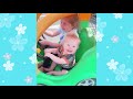 屋外で遊ぶかわいい赤ちゃん - 面白い赤ちゃんビデオ