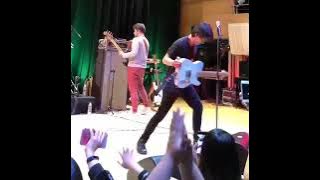 SKIL EROS CANDRA SAAT BERMAIN GUITAR