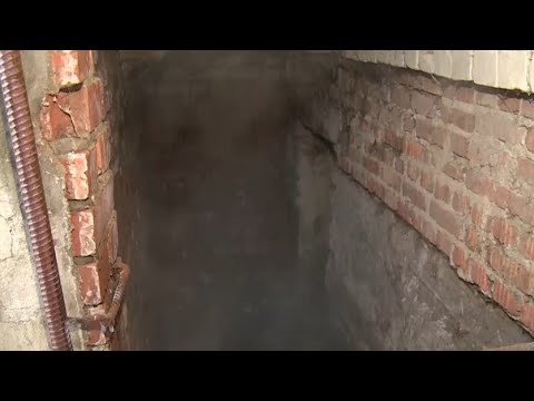 Жители Энгельса жалуются на затопленные подвалы и сырость в домах