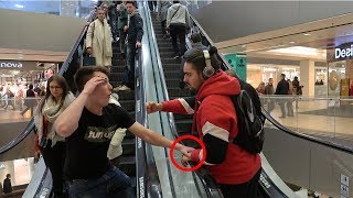 PIPAM LJUDE NA STEPENICAMA *prank* (potuko se)