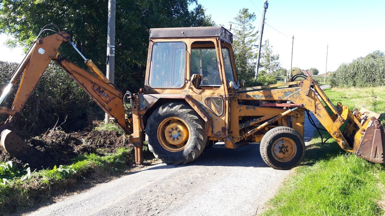 Vintage Thursday. Massey Ferguson 40 digger at work.
