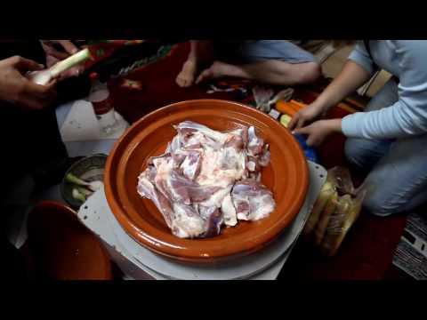 Video: Vyakula Vya Morocco: Tagine Na Kuku, Mizeituni Na Ndimu