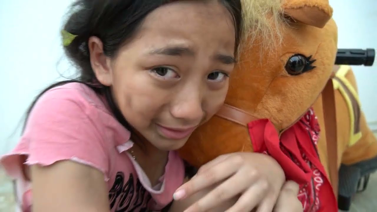 คนบ้า สาวบ้า ข้างทาง ดราม่าจัด | ละครสั้น ครอบครัวหรรษา | ใยบัว Fun Family Stories ฟันแฟมิลี่2