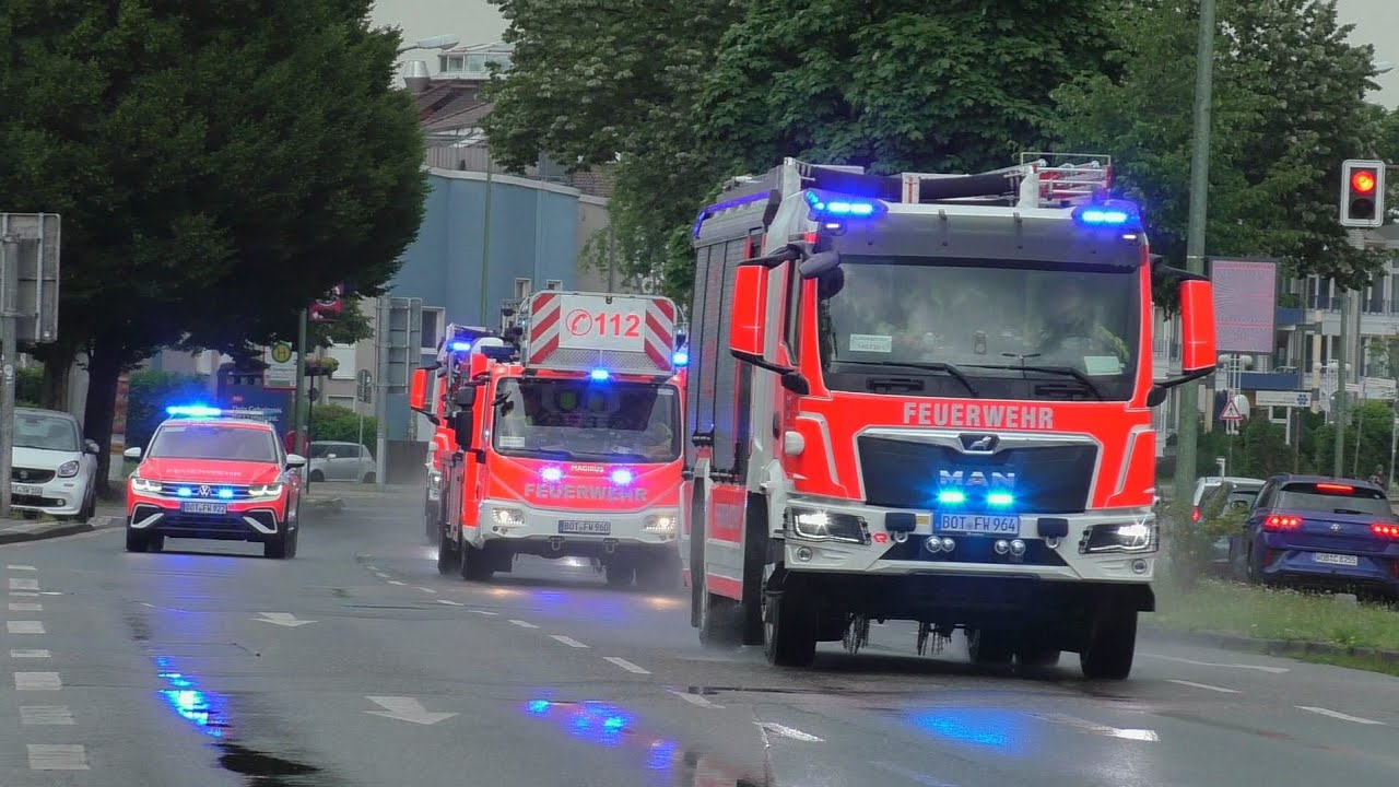 (2X Löschzug mit Kdow) Berufsfeuerwehr Bottrop Feuerwache 1 auf Einsatzfahrten in Bottrop