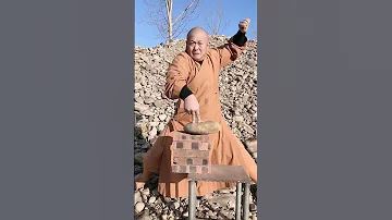 Kung Fu Monk Performing ｜Shaolin hard Qigong
