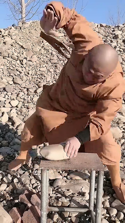 Kung Fu Monk Performing ｜Shaolin hard Qigong