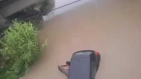Omg! काठमाडौ टेकु मा कार हेर्दा हेर्दै डुब्यो बाढीले ! कार भित्रको  मान्छे पनि डुबे ! भिडियो हेर्नुस
