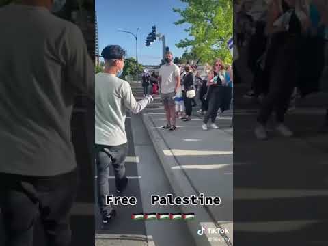 شاب عراقي في إسرائيل يهدد إسرائيل بل علم شمره عل ارض