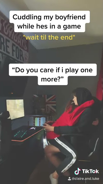 Memeluk Pacarku Saat Dia Sedang Bermain Game