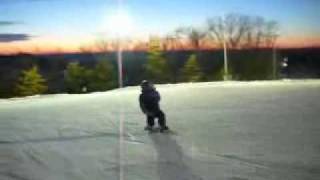Трехлетний ребенок на сноуборде
