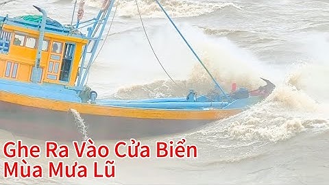 Ghe Vất Vả Ra Vào Cửa Biển Trong Mùa Mưa Lũ