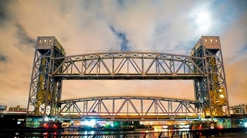 Lifting and Lowering the Metro North Harlem River Lift Bridge