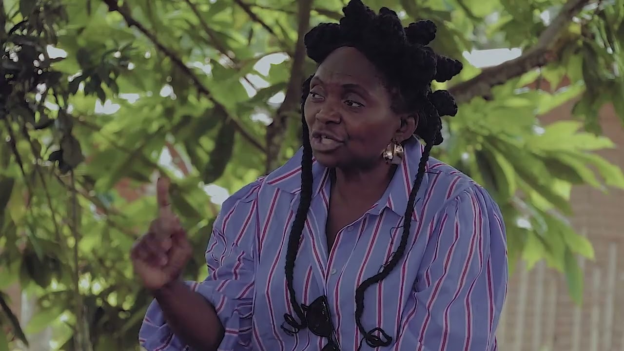 Doris, laisse ta belle-fille Tranquille dans son foyer. Tu en es de trop.Ton fils n'est pas ton mari