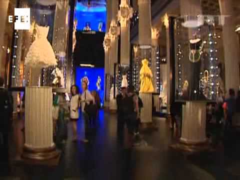 Video: Inaugurada exposición de Christian Dior en Moscú