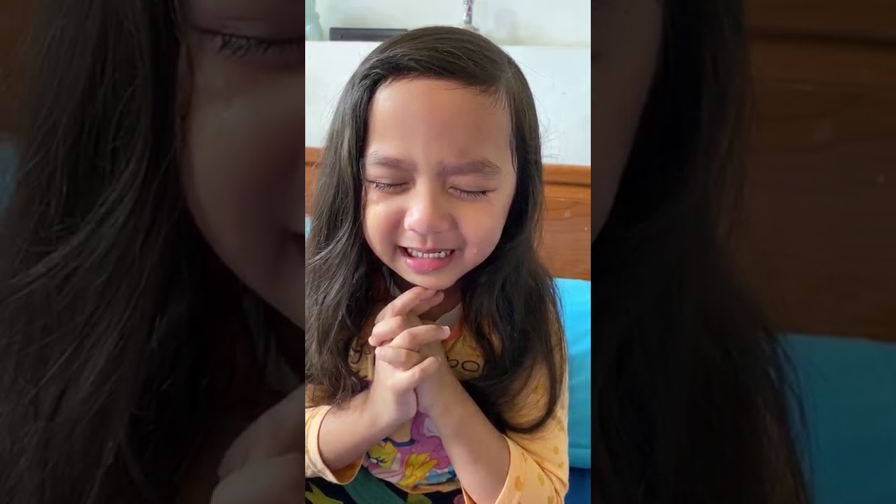 Gadis Kecil Ini Berdoa Memohon Supaya Bencana Ini Cepat