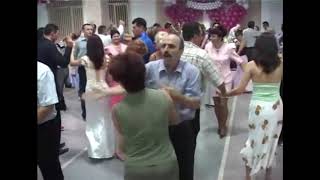 Suami memukul istri di lantai dansa (Merengue Remix)
