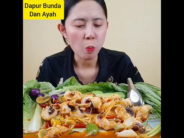 Kak Desi Lahap Bet Makan Gurita Saus Tiram Lalap Sawi dan Kangkung. Mantap 😁😁 class=