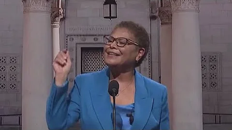 Karen Bass breaks racial, gender barriers as Los A...