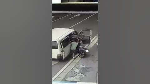 Guardate quanto è facile rubare una moto! Fate attenzione!