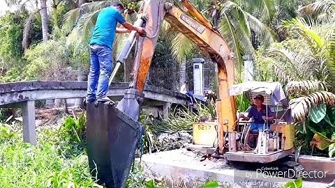 XE CUỐC MÚC ĐẤT TRÊN SÔNG TÌM CÁCH QUA CẦU cần cẩu xáng cạp xáng dây xe xúc