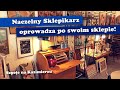 Naczelny sklepikarz oprowadza po swoim sklepie