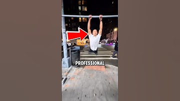 De man met aapachtige vaardigheden! 🐒🌴#monkeyskills #wildtraining #humanskill #amazingtalents #short