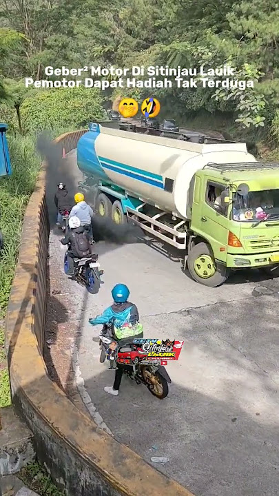 VIRAL Aksi Geber² Motor Di Sitinjau Lauik Disemprot Asap Truk, Sesuai Harapan Netizen🤣 #shorts