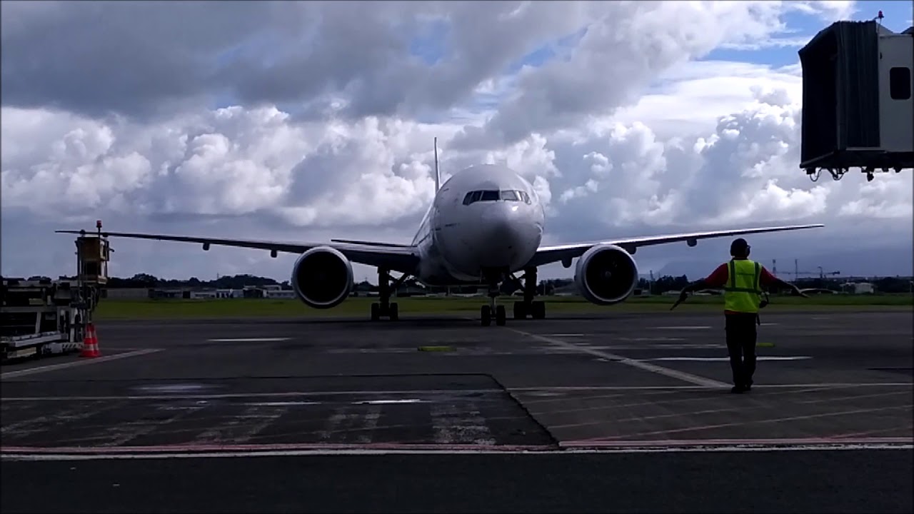 Gate Arrival AF792 Air France Boeing 777 328ER Pole caraibes F GZNG ...