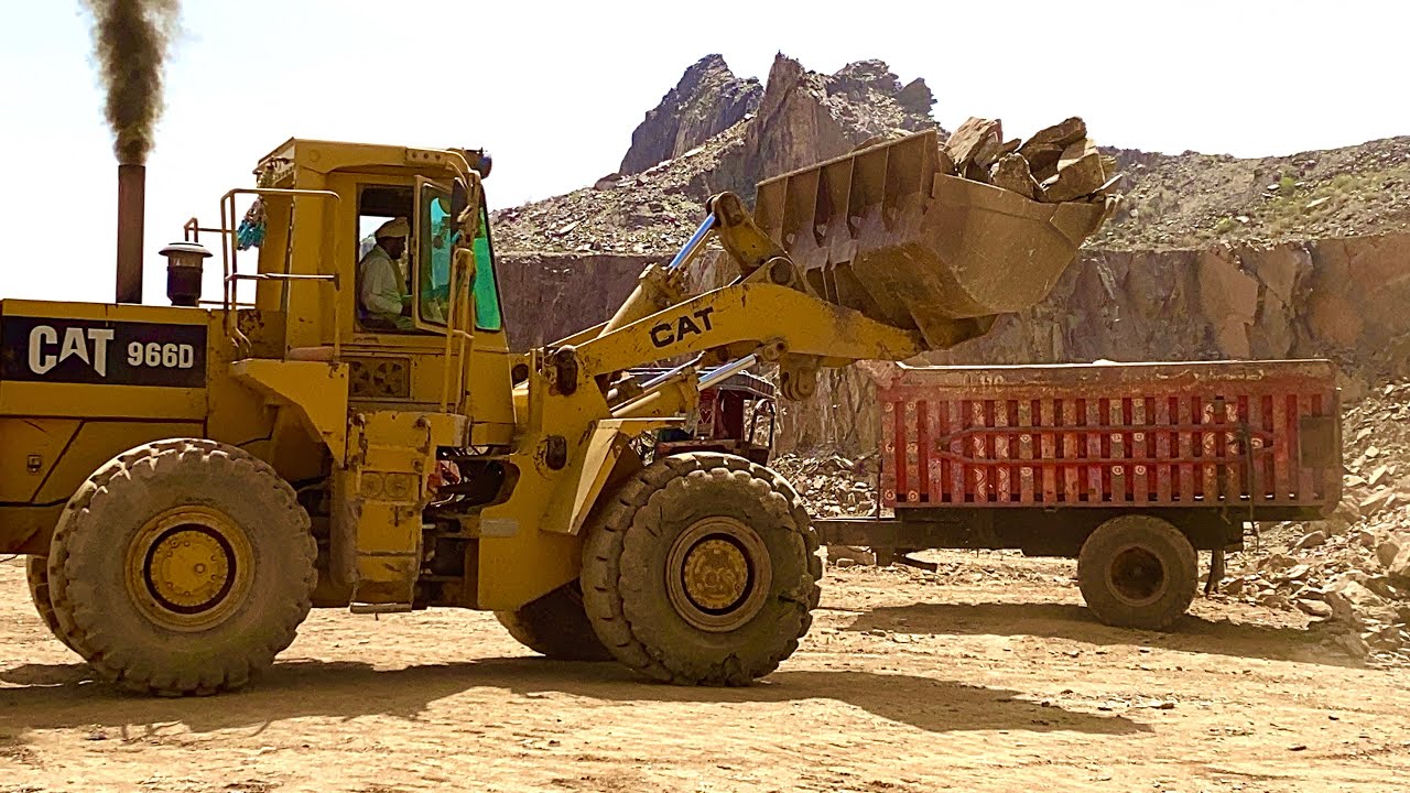 Catterpillar 966D wheel loader”Loading Rocks on Masive Tractor Trolleys ...