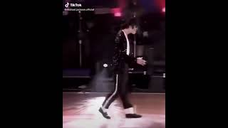 Recordando Al Rey Del Pop , Michael Jackson Con Su Famoso Moonwol