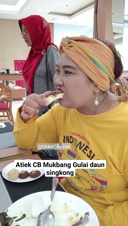 Atiek CB mukbang gulai daun singkong