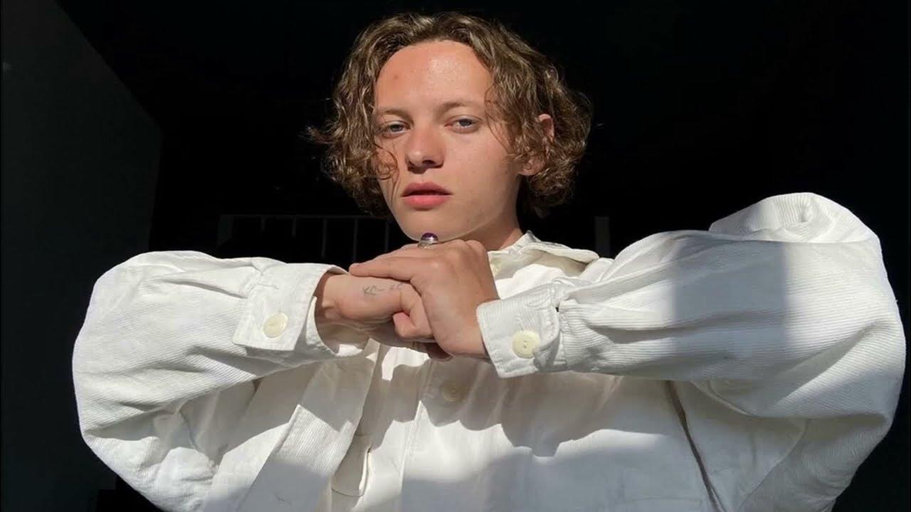 эдуард шарлот могила. шарлот певец парень. шарлотт эдуард. эдуа́рд вале́рьевич шарлот. сколько лет шарлотту певцу.