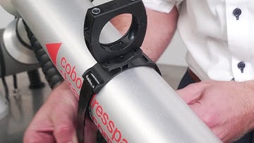 Assembly of an igus triflex R cobot clamp set on a Univeral Robot