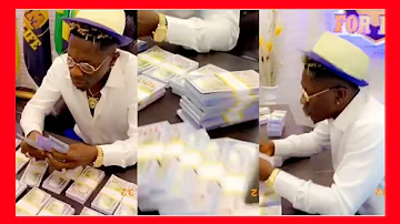 SHATTA WALE displays thousands of Dollars Jamming To STONEBWOY’s Putuu