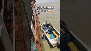 Ship join करने के समय crew पानी में गिर गया। असुरक्षित operation पर टिप्पणी करें।